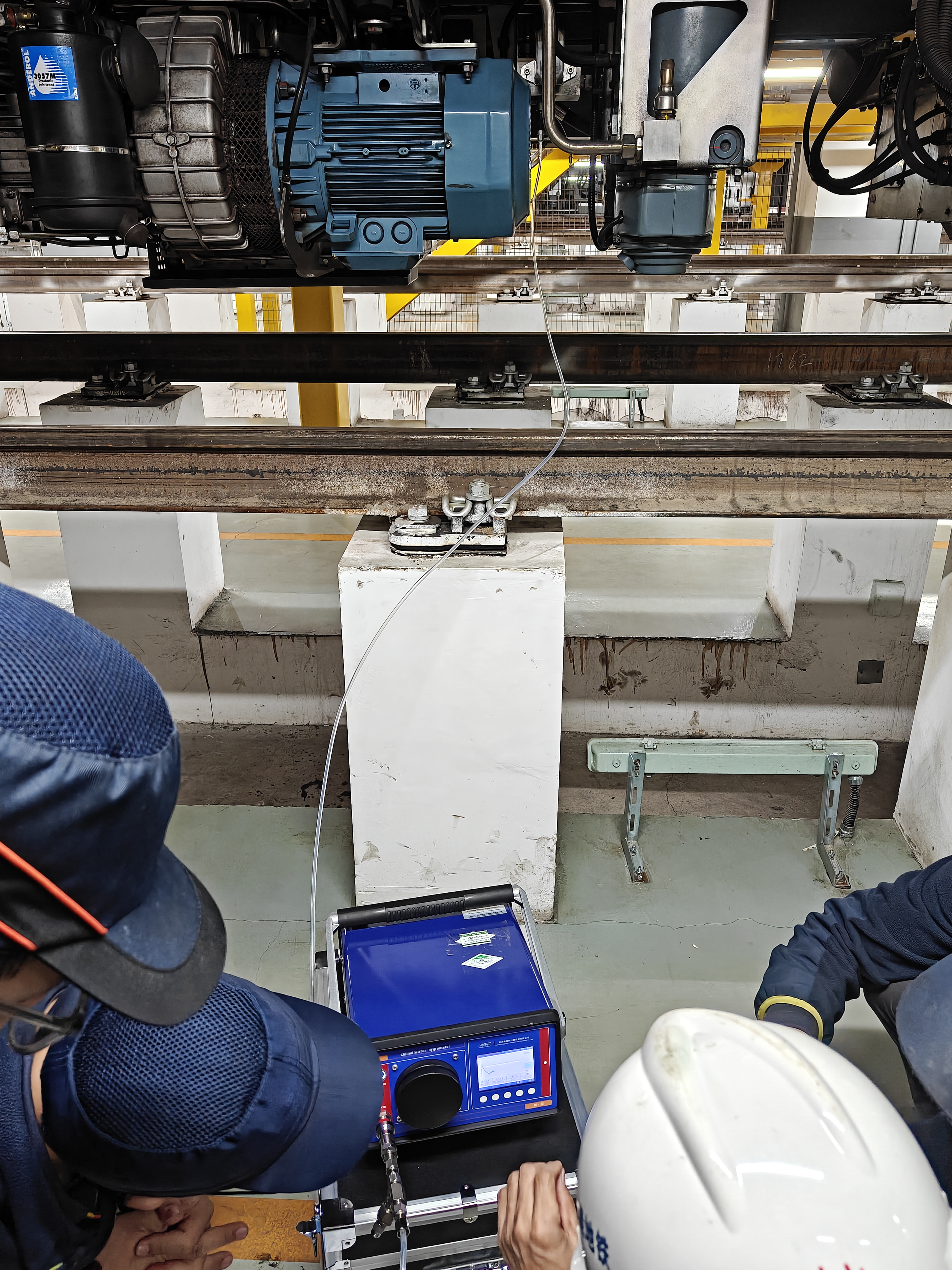 露點儀在地鐵軌道測試現(xiàn)場